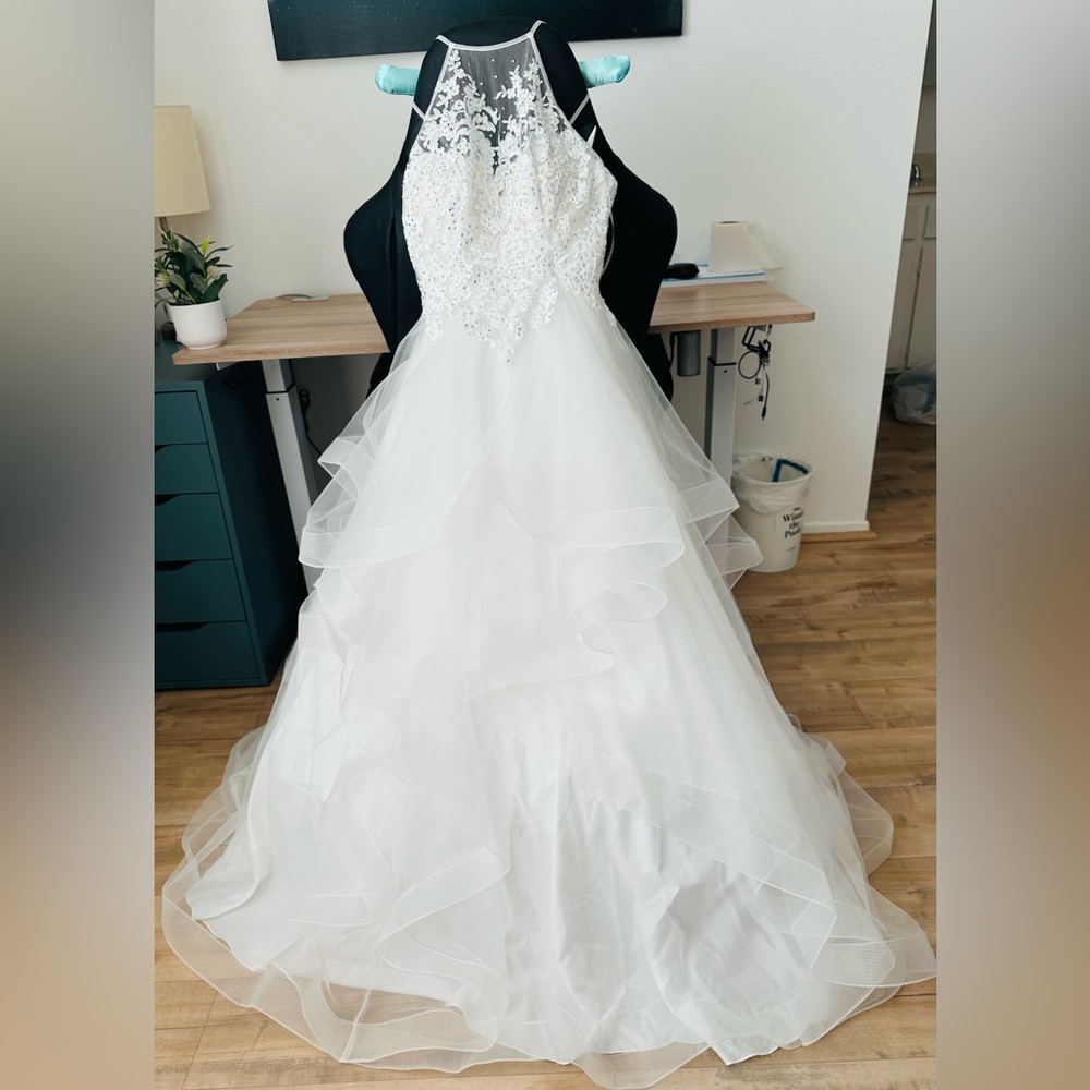 Camille La Vie White Lace & Tulle Ballgown Wedding Dress – Size 4